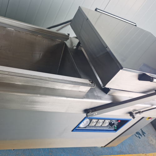 Double chamber vacuum packer (deepened working area)