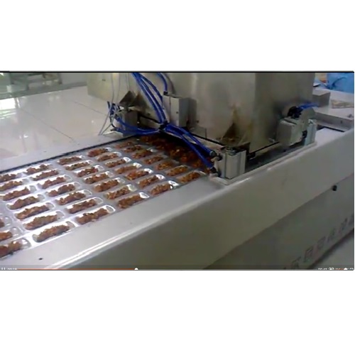 Thermoforming vacuum machine double face automatic feeding